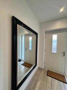 貝肯漢的住宿－Gorgeous Budget Room，门旁墙上的大镜子
