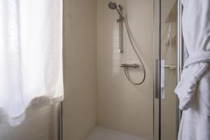 a bathroom with a shower with a shower curtain at Casa Dedalu Confortevole Attico a pochi passi dal centro in Fasano