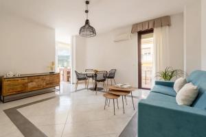 a living room with a blue couch and a table at Casa Dedalu Confortevole Attico a pochi passi dal centro in Fasano