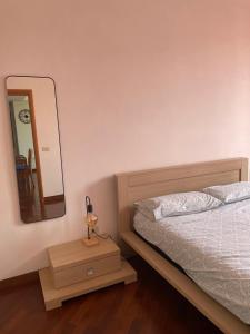 una camera con un letto e un grande specchio di Sun's House a Roma