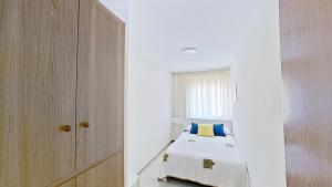 a small bedroom with a bed and a window at Apartamento vistas al mar, segunda línea 3 habitaciones in Sant Carles de la Ràpita