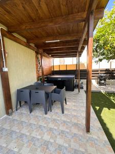 eine Terrasse mit einem Tisch, Stühlen und einem Billardtisch in der Unterkunft MYresidense in Episkopi, Limassol