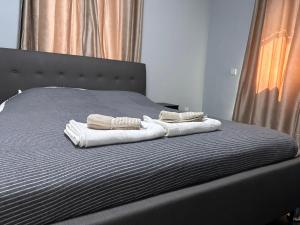 ein Bett mit zwei Handtüchern darüber in der Unterkunft MYresidense in Episkopi, Limassol