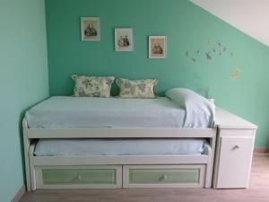 a childs bedroom with a bed with a dresser at Chalet en la playa, vistas al mar in Pobra do Caramiñal