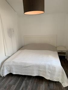 1 dormitorio con 1 cama con edredón blanco en Torbjörntorp Betel en Falköping