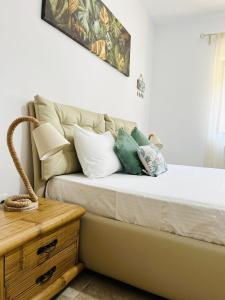 łóżko z poduszkami obok stołu w obiekcie Holidays Makerel Lodge Vibes Mamaia Nord w mieście Năvodari