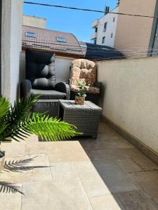 patio z kanapą i krzesłem na balkonie w obiekcie Holidays Makerel Lodge Vibes Mamaia Nord w mieście Năvodari