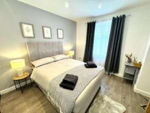sypialnia z dużym łóżkiem i oknem w obiekcie Exquisite Double Room w mieście Beckenham