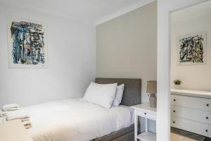 a bedroom with a bed and a mirror at 2 Bed Apt in Greenwich near O2 in London