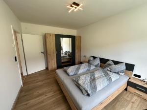 1 dormitorio con 1 cama y ventilador de techo en Ferienwohnung Nähe Redbullring, en Sankt Lorenzen bei Knittelfeld
