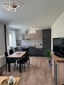 sala de estar con mesa y cocina en Ferienwohnung Nähe Redbullring, en Sankt Lorenzen bei Knittelfeld