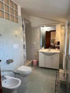 bagno con servizi igienici e lavandino di A Viterbo Terme "Casa Vacanze Al Melograno" a Viterbo
