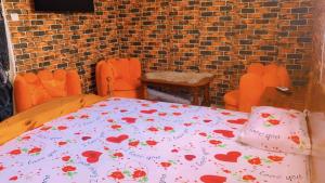a room with a table and chairs and a brick wall at La fierté in Ziguinchor