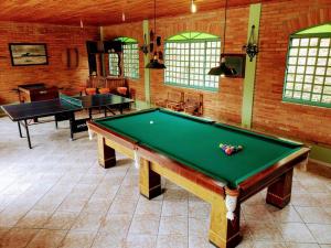 una sala biliardo con due tavoli da ping pong di Cantinho da Siriema - Sua fuga de diversão na Natureza a 55km de BH a Antônio dos Santos