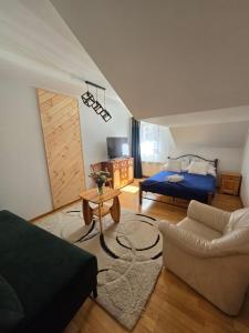 salon z łóżkiem i kanapą w obiekcie Aparteo Apartament Brzegi w Zakopanem