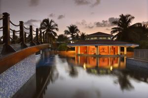 Bazén v ubytování The LaLiT Golf & Spa Resort Goa nebo v jeho okolí