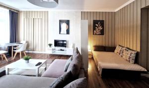 Una sala de estar con un sofá y un televisor. en Apartament Peowiaków Gold, en Lublin