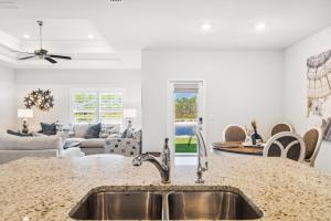 Posezení v ubytování On Seabatical in Windmark Resort! - Bikes, Walk to Beach, Pool, Beach Gear, Golf Cart Avail!