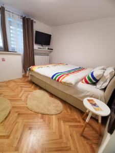 une chambre avec un grand lit et un parquet dans l'établissement Apartment Miris Dunja, à Sarajevo
