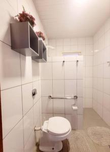 a white bathroom with a toilet in a room at Casa da Vó Hospedagem Afetiva in Bento Gonçalves +49 photos