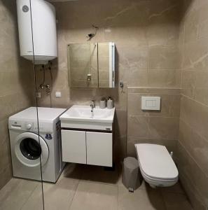 La salle de bains est pourvue d'un lave-linge et d'un lavabo. dans l'établissement Studio MERAKI, à Dojran