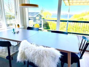 Rõdu või terrass majutusasutuses Dejligt sommerhus med udsigt over fjorden