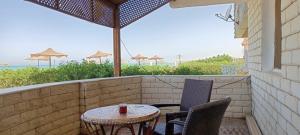 شرفة أو تراس في شاليه فيلا فندقي سياحي علي البحر مباشرة بحديقة خاصة