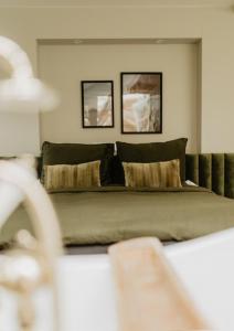 - un lit dans une chambre avec 2 photos sur le mur dans l'établissement B&B Sur Place, à Huizen