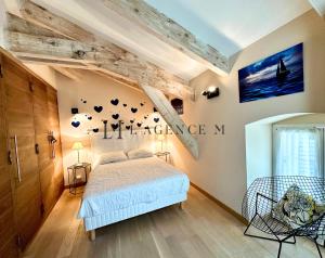 um quarto com uma cama e um tecto de madeira em Maison village Golf de Calvi vue mer em Lumio