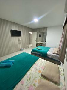 um quarto com 2 camas e uma televisão de ecrã plano em Ap. Cobertura Duplex Próx. Praia no Recife