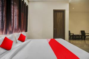 Cama o camas de una habitación en OYO Flagship High Rise Hotel