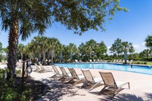 Bazén v ubytování On Seabatical in Windmark Resort! - Bikes, Walk to Beach, Pool, Beach Gear, Golf Cart Avail! nebo v jeho okolí