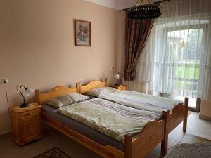 1 dormitorio con 1 cama grande y ventana en Jurajka en Żarki