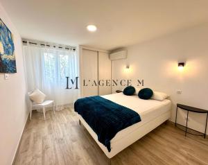 um quarto com uma cama king-size num quarto em Appartement Saint-Antoine, paisible em Calvi