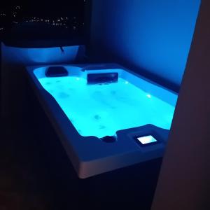wanna z hydromasażem z niebieskim światłem w pokoju w obiekcie Zeus Throne Suites w mieście Afionas