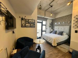 a bedroom with a bed and a table and chairs at Apartamento EON Zona Viva in Guatemala +14 photos