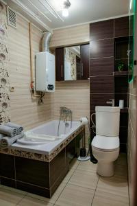 a bathroom with a bath tub and a toilet at Mieszkanie Słoneczny Sandomierz in Sandomierz