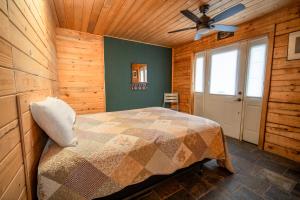 سرير أو أسرّة في غرفة في Alpine Lodge Hotel