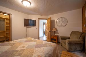 سرير أو أسرّة في غرفة في Alpine Lodge Hotel