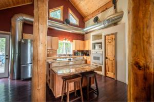 Alpine Lodge Hotel في Cascade: مطبخ مع جزيرة خشبية كبيرة في الغرفة