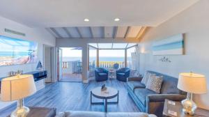 uma sala de estar com um sofá e uma mesa em Catalina Island Getaway With New 6 Seat Golf Cart em Avalon