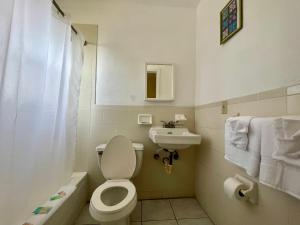 een badkamer met een toilet en een wastafel bij Ocean Holiday Motel in Daytona Beach