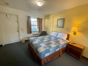 een hotelkamer met een bed en een raam bij Ocean Holiday Motel in Daytona Beach