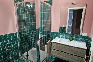 y baño con ducha, lavamanos y ducha. en Residenza Palazzo Miraldi-Ferrari, en Cava deʼ Tirreni