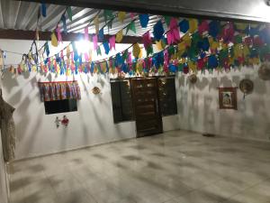 ein Zimmer mit einem Haufen Luftschlangen an der Wand in der Unterkunft Casa de Temporada no Maior São João do Mundo in Campina Grande