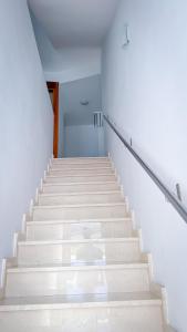 uma escada com escadas brancas num edifício em Alojamientos Claus em Almodóvar del Río