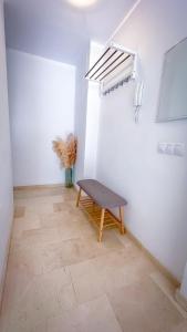 um quarto com um banco no canto de um quarto em Alojamientos Claus em Almodóvar del Río