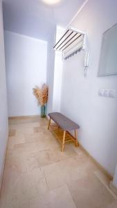 a room with a bench in the corner of a room at Alojamientos Claus in Almodóvar del Río