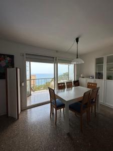 cocina y comedor con mesa y sillas en Apartamento 2 habitaciones Cap Salou en Salou