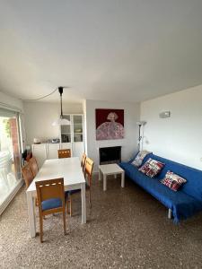 sala de estar con sofá azul y mesa en Apartamento 2 habitaciones Cap Salou en Salou